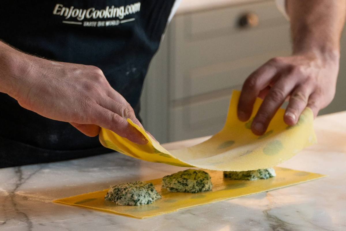 Chef prepara pasta fresca fatta a mano durante una lezione di cucina privata a Roma